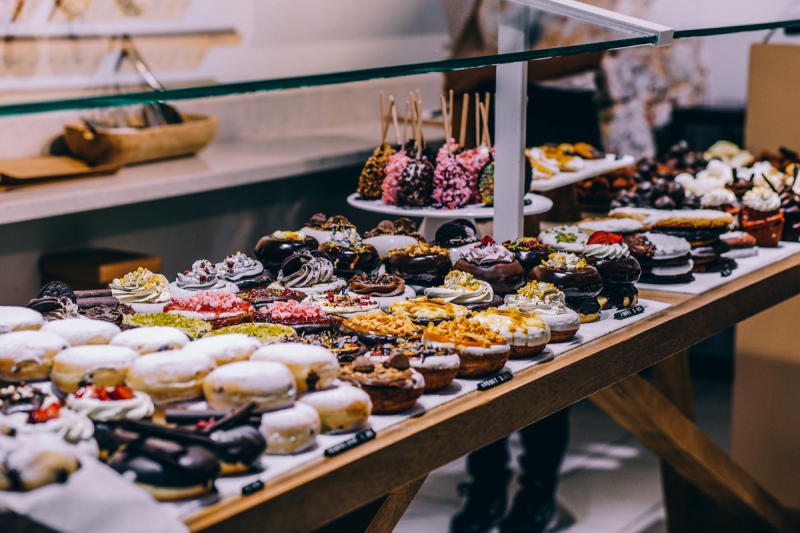 couture-LE REVEST LES EAUX-min_shop_dessert_pastry_bakery_counter-184398